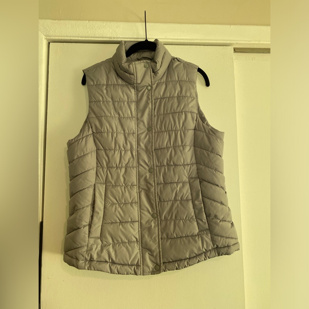 GAP Women’s Gray Puffer Vest Size Medium